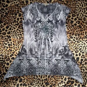 Y2K One World Patterned White & Black V-Neck Tee